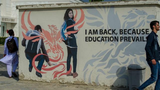 Надпись на стене: "Я вернулась, потому что образование превыше всего".