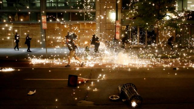 Для разгона демонстрантов в Вашингтоне полиция применяет светошумовые гранаты