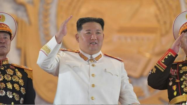 Ким Чен Ын на параде 26 апреля 2022 года