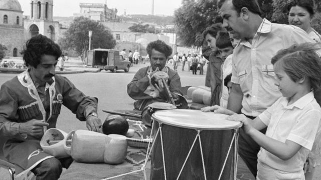 Şuşada musiqi alətlərinin hazırlanması. 1984-cü il, avqust