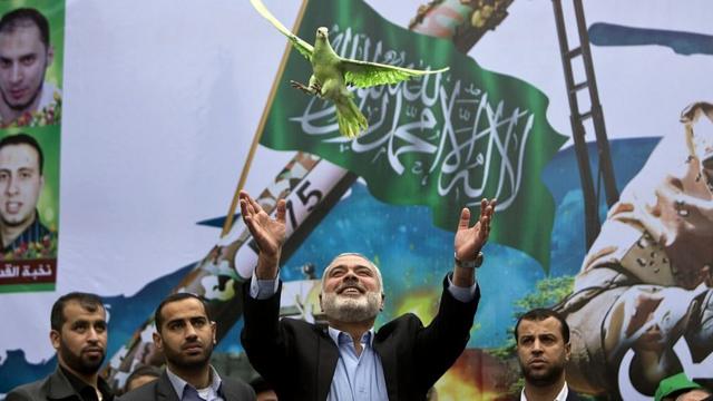 Лидер ХАМАС Исмаил Хания отпускает белого голубя в небо