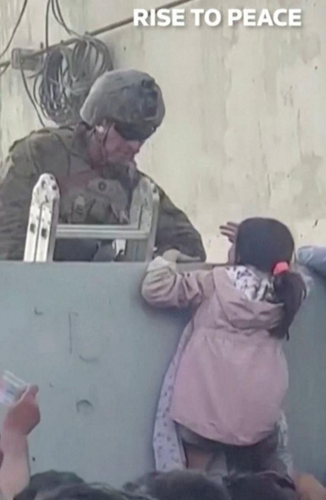 девочку передают солдату