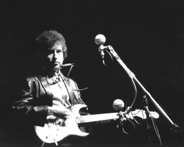 Появление Дилана с электрогитарой и рок-группой на святилеще акустического фолка, фолк-фестивале в Ньюпорте 25 июля 1965 года вызвало грандиозный скандал яростные протесты со стороны фолк-пуристов. Дилан с тех пор на десятилетия стал в Ньюпорте персоной нон-грата.