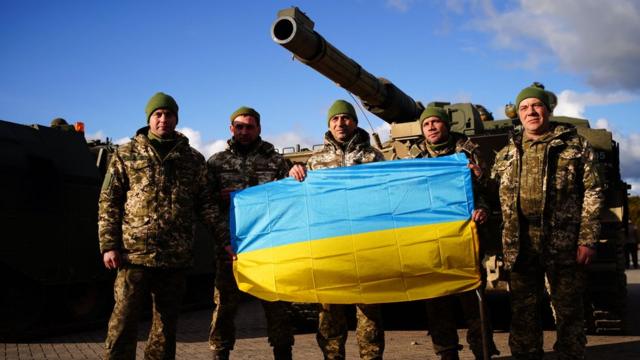Украинские танкисты у танка Challenger 2