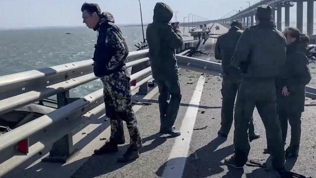 Сотрудники российских силовых органов на месте взрыва