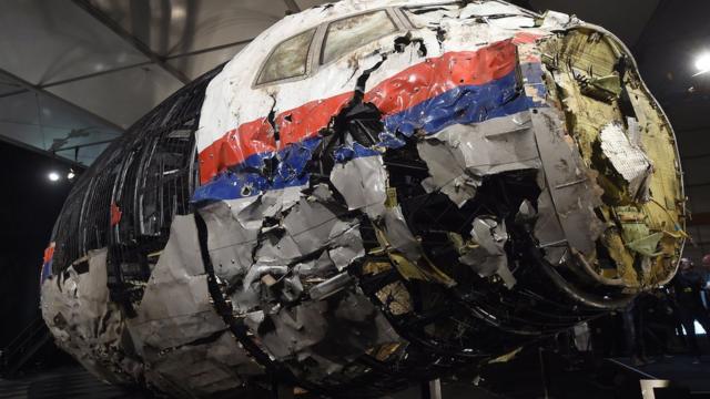 Разбитая обшивка самолета рейса MH17