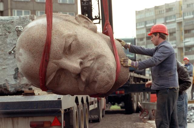Статуя головы Ленина