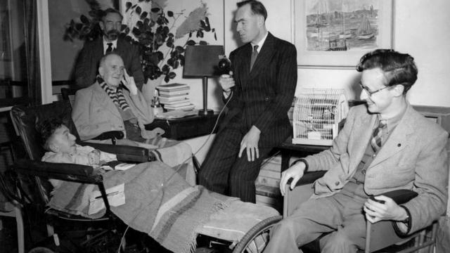 Леонард Чешир (1917 - 1992) записывает рождественское обращение к ветеранам в Хэмпшире , где он основал дом для престарелых и инвалидов, не имеющих средств к существованию (21 декабря 1954 года)
