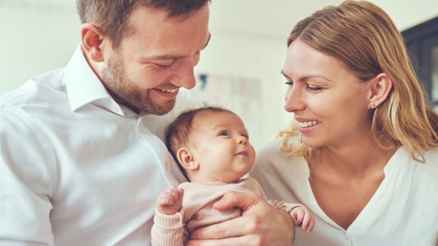 Рекламная семья: папа, мама и младенец