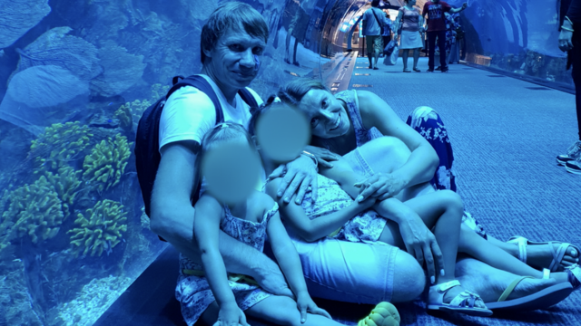Татьяна, Алексей и двое сестер позируют в океанариуме