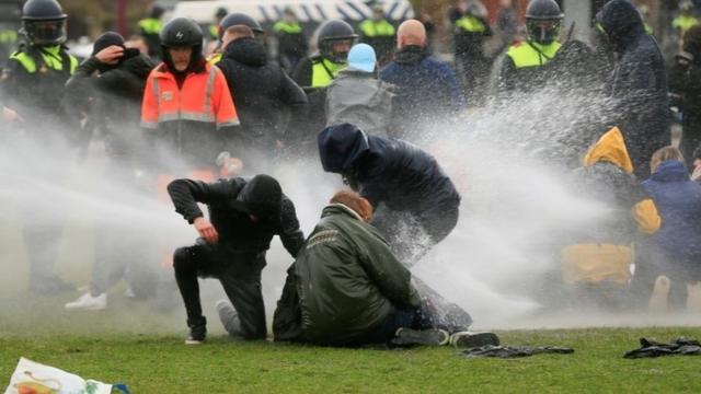 Протесты в Амстердаме тоже разгоняли с помощью водометов