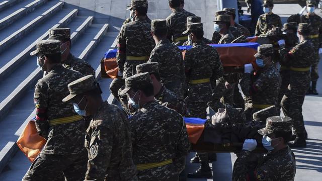 солдаты армянской армии несут гроб с телом погибшего товарища, 12 ноября, Ереван