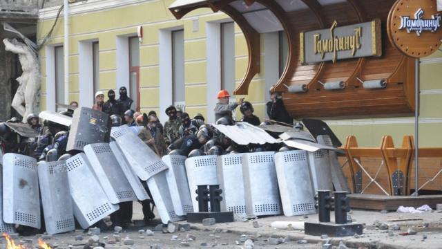 Активисты "Антимайдана" и милиция