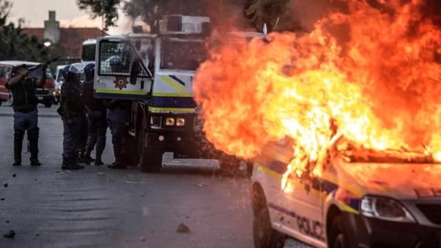 Протестующие против неравенства в Южной Африке подожгли полицейский автомобиль (2016 г.)
