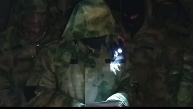 Российские солдаты в полумраке