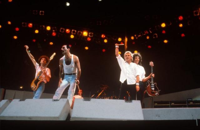Триумфальное выступление Queen на концерте Live Aid на стадионе "Уэмбли". 13 июля 1985 г. Слева направо: Джон Дикон, Фредди Меркьюри, Роджер Тейлор, Брайан Мэй.