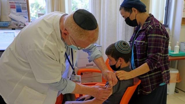 В Израиле вакцинируют ребенка