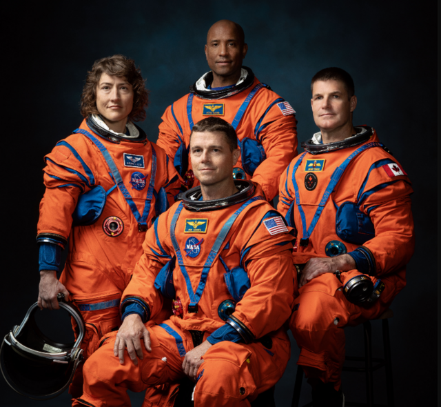 Четыеро астронавтов в скафандрах