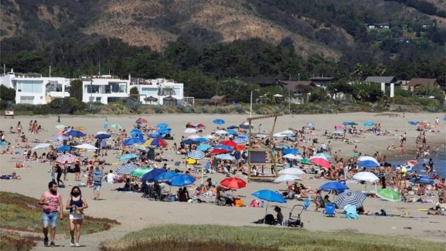 Люди на пляже в Чили по время пандемии
