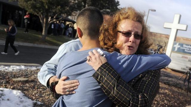 2013 год, после стрельбы в Арапахо, мать обнимает выжившего сына