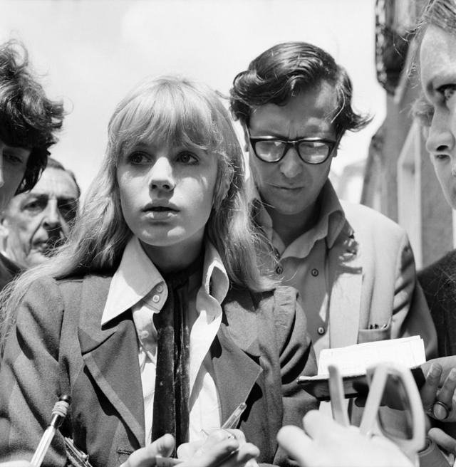 Растерянная Марианна Фейтфулл под натиском журналистов во время суда над Миком Джаггером и Китом Ричардсом. Июнь 1967 г.