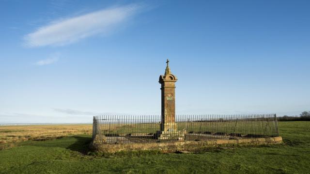 Памятная стела на месте смерти короля Эдуарда I.