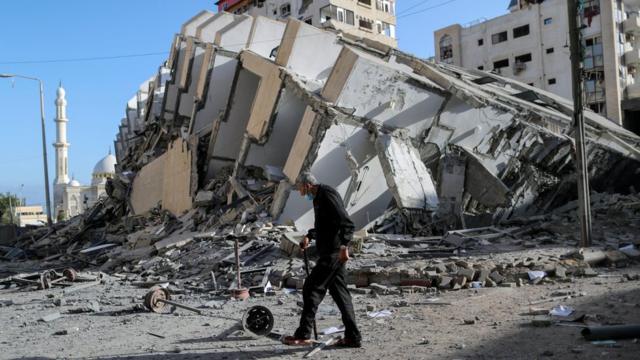 Многоэтажный дом в Газе, разрушенный авиаударом 12 мая