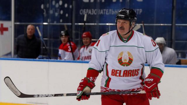 Президент Беларуси Александр Лукашенко известен своей любовью к хоккею