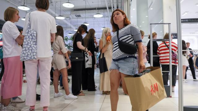 Покупатели у магазина H&M в торговом центре "Авиапарк".
