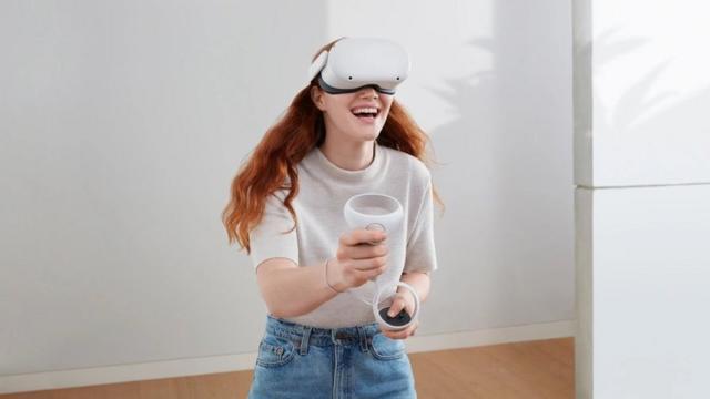 Женщина в гарнитуре виртуальной реальности
