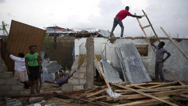 Жители города Ле-Кай пытаются разобрать завалы