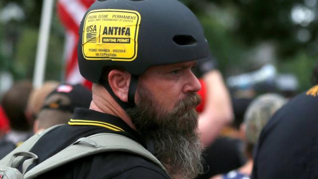 "Гордый парень" с наклейкой "Разрешение на отстрел антифа" на шлеме
