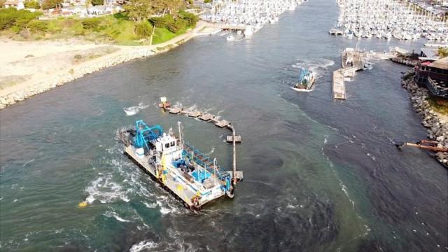 Волны вынесли на мель судно, проводившее работы у побережья Калифорнии