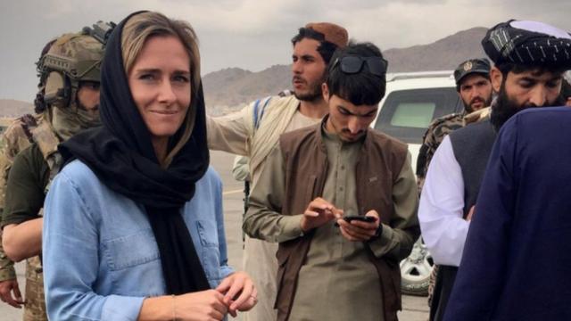 Шарлотта Беллис и талибы в аэропорту Кабула