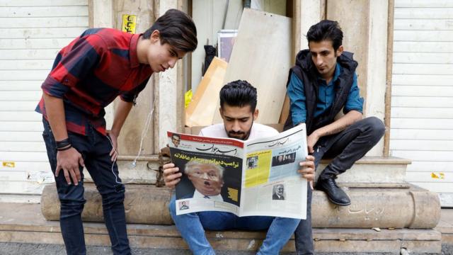 Молодые иранцы с газетой