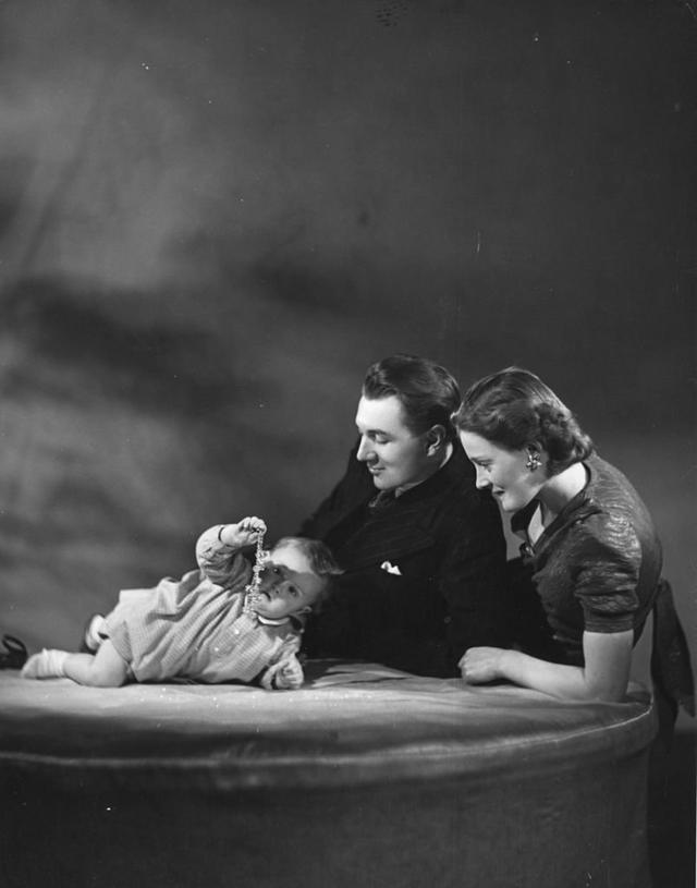 Знаменитый английский актер Майкл Редгрейв, его жена актриса Рейчел Кеймпсон и их новорожденная дочь "будущая великая актриса" Ванесса