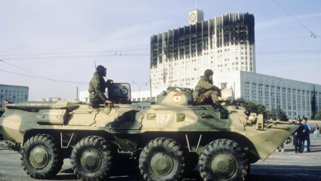Москва, 4 октября 1993 года: войска и бронетехника у Дома Советов