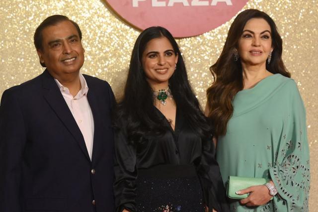 Từ trái qua: tỷ phú Mukesh Ambani, cùng con gái Isha Ambani và vợ Nita Ambani