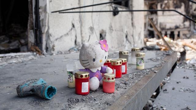 Свечи и игрушка в память о погибших детях в Бородянке
