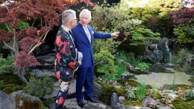 Король Карл III c японским ландшафтным дизайнером Казуюки Ишихарой у его "биофилического сада"