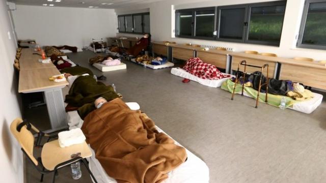 Люди спят на военной базе в Петрине