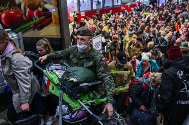 Беженцы прибывают в Краков