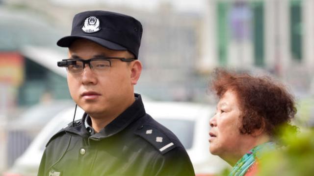 Полицейский в Китае с устройством для распознавания лиц