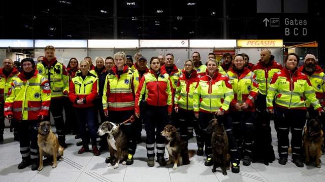 Члены Международной поисково-спасательной службы Германии (ISAR) готовы к вылету из аэропорта Кельн-Бонн