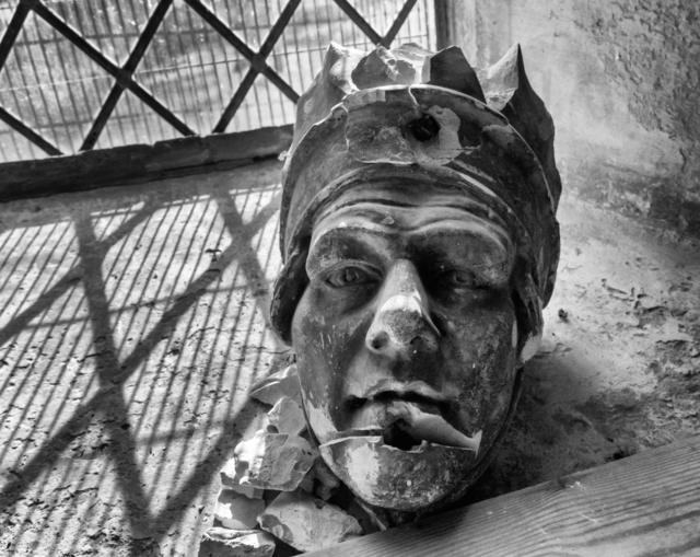 Каменная голова короля в церковном окне