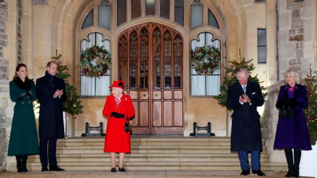 Королева, принц Уэльский с герцогиней Корнуольской и герцог и герцогиня Кембриджские приветствуют волонтеров и работников важнейших служб