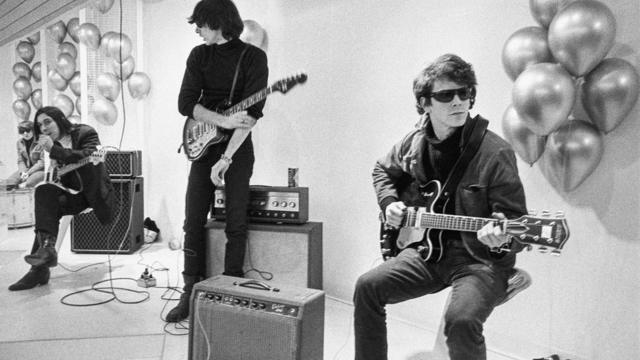 The Velvet Underground в своем золотом составе, слева направо: Мо Такер, Джон Кейл, Стерлинг Моррисон, Лу Рид