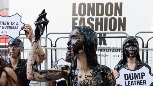 Протесты во время Лондонской недели моды