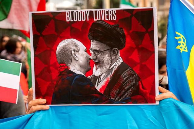 Плакат с целующимися Хаменеи и Путиным