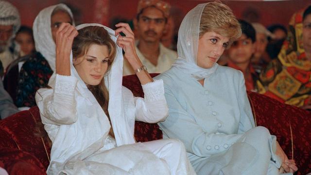 Джемайма Хан и принцесса Диана сидят рядом на в мусульманской одежде